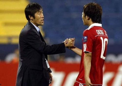 国足大厨爆料新闻视频,揭秘国足备战背后的美食故事