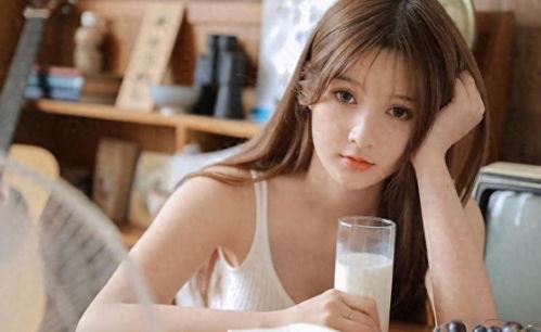 头条上女的介绍自己,她的成长故事与人生感悟”