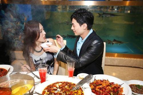 大学餐厅情侣吃瓜,大学餐厅里的甜蜜瓜语时光