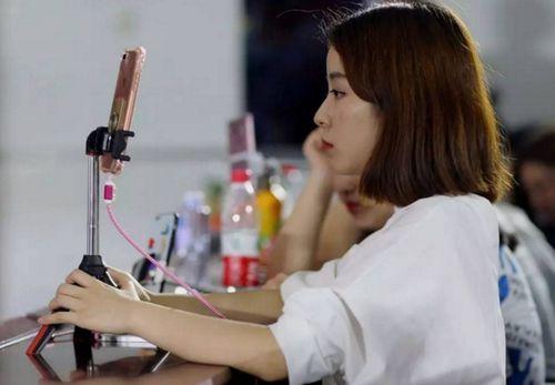 寒窗苦读女网红是谁,从平凡女孩到网络红人的逆袭之路