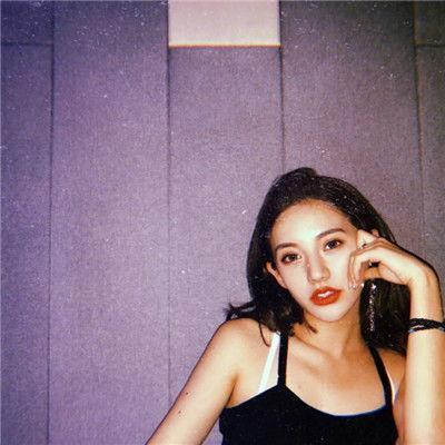 国外美女网红萨克斯视频,音乐与美貌的完美融合